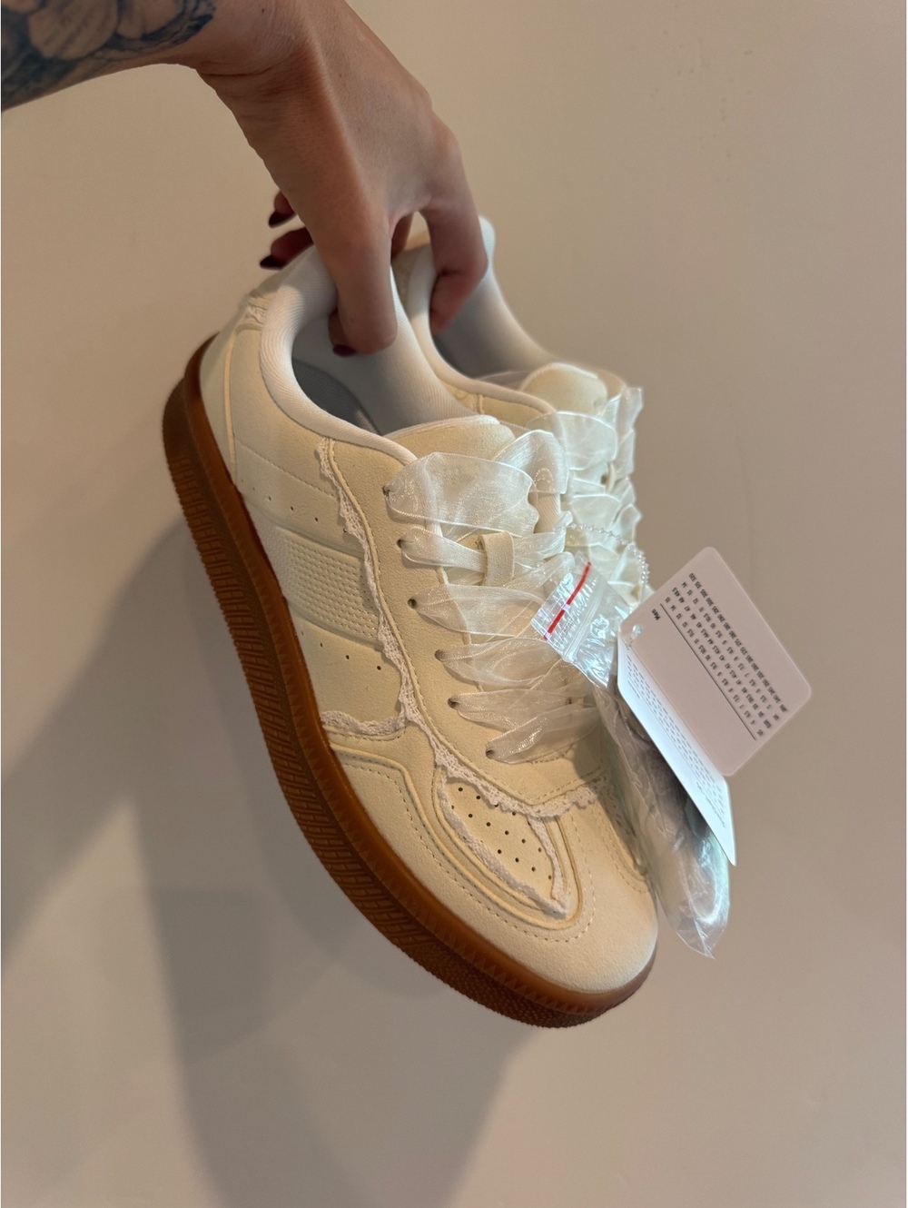 VILANVA Women’s White Gum Sole Sneakers Size 6.5